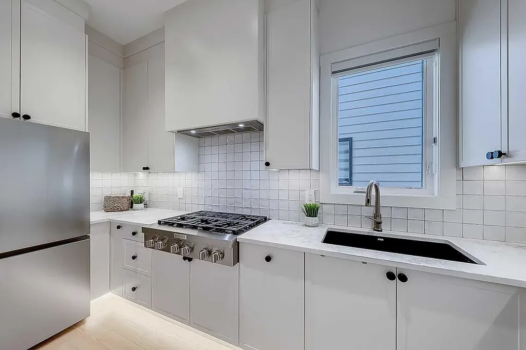 623 18 Avenue NW Calgary AB T2M 0T9