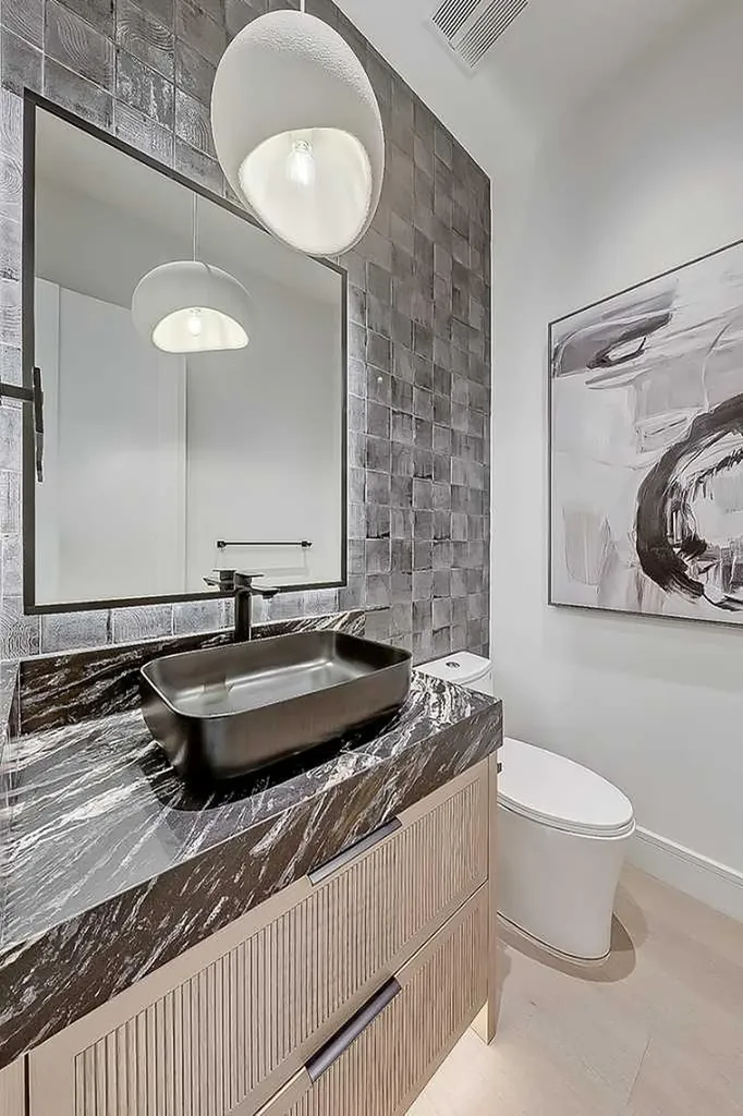623 18 Avenue NW Calgary AB T2M 0T9