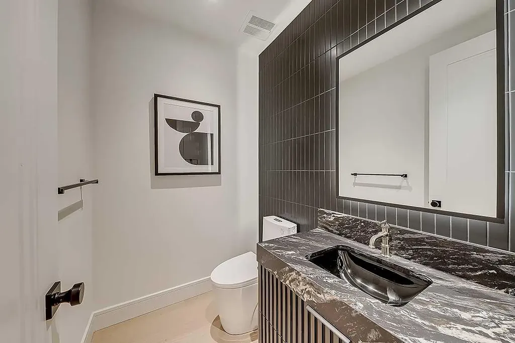 623 18 Avenue NW Calgary AB T2M 0T9