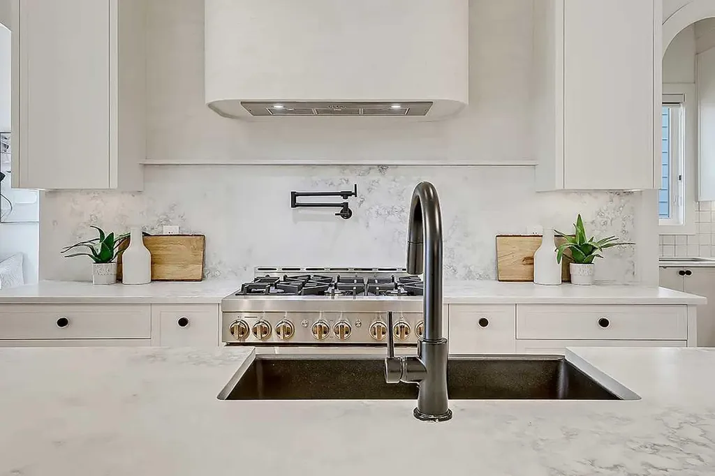 623 18 Avenue NW Calgary AB T2M 0T9
