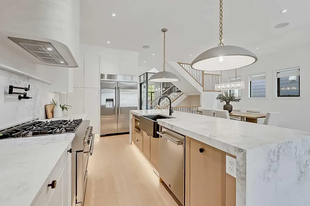 623 18 Avenue NW Calgary AB T2M 0T9