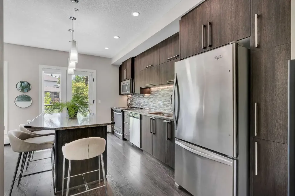 93 34 Avenue SW Calgary AB T2S 3B5