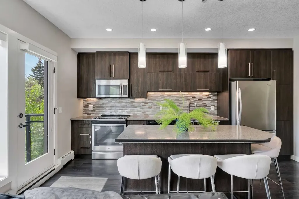 93 34 Avenue SW Calgary AB T2S 3B5