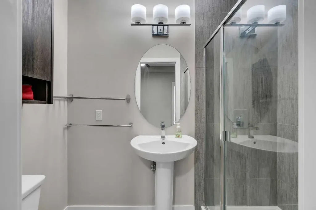93 34 Avenue SW Calgary AB T2S 3B5