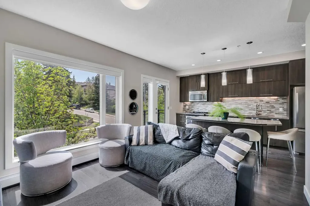 93 34 Avenue SW Calgary AB T2S 3B5