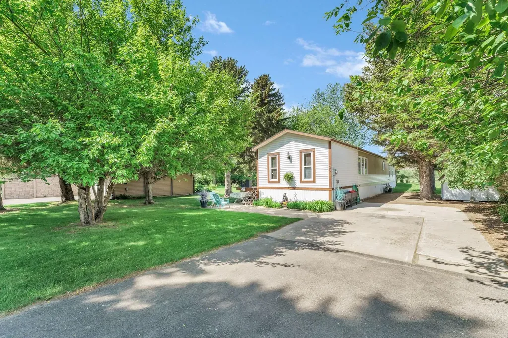 20 Josephine Avenue SW Redcliff AB T0J2P0