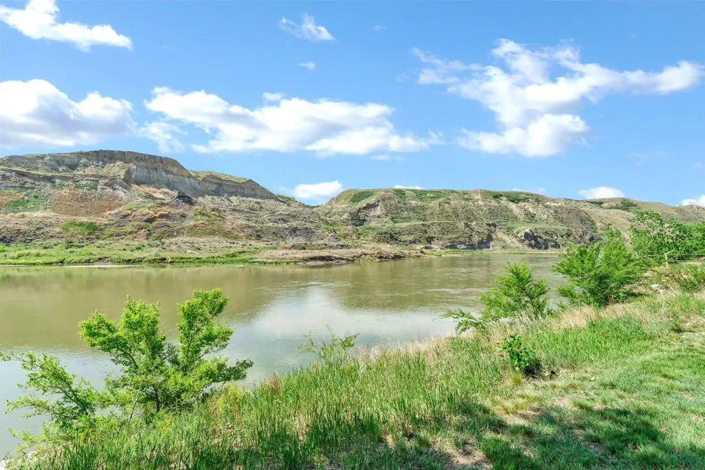20 Josephine Avenue SW Redcliff AB T0J2P0