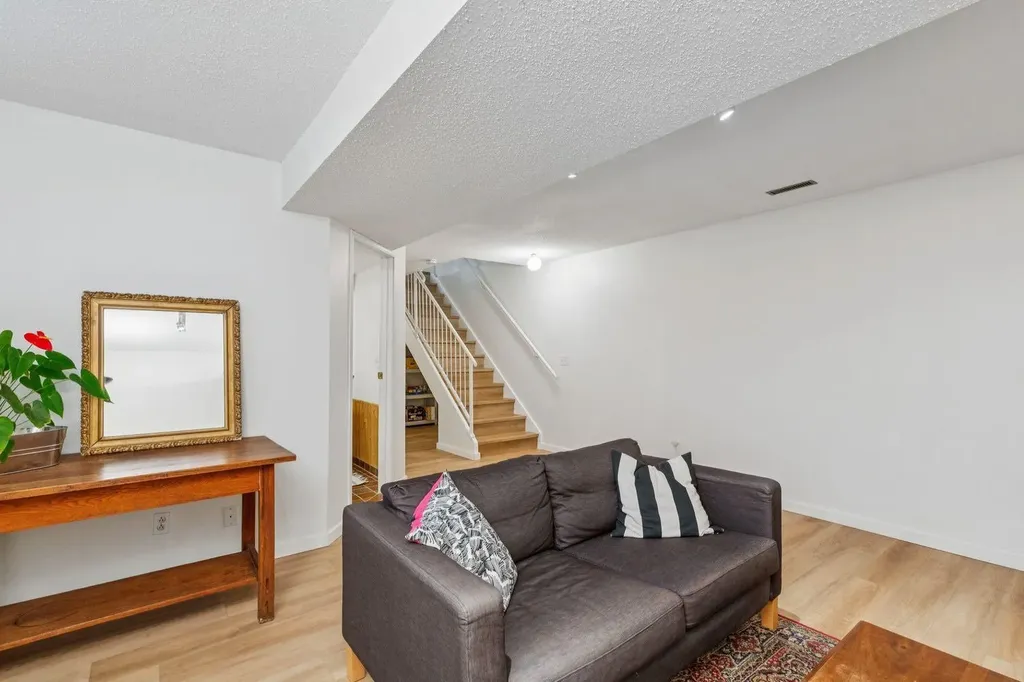 419 21 Avenue NW Calgary AB T2M 1J6