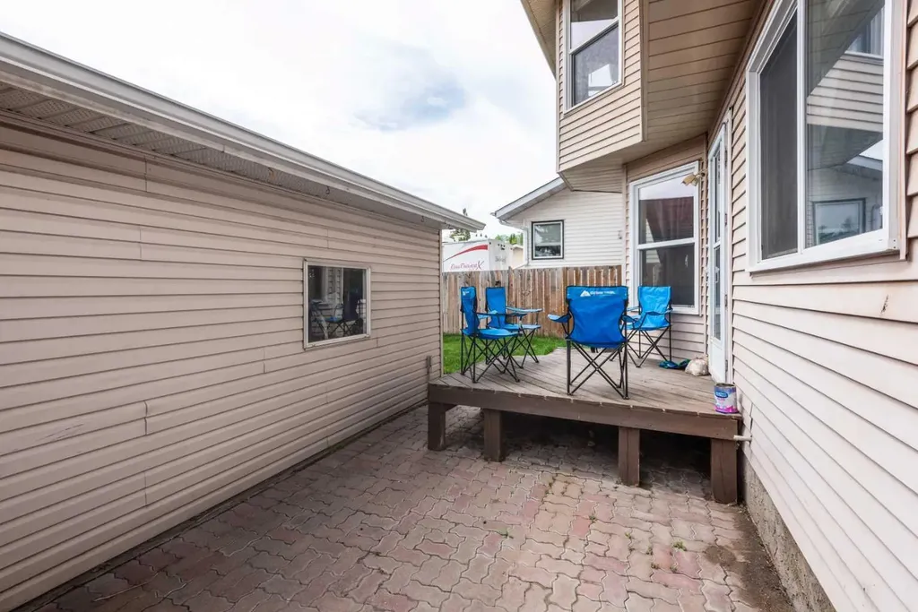 67 Deersaxon Circle SE Calgary AB T2J6R5