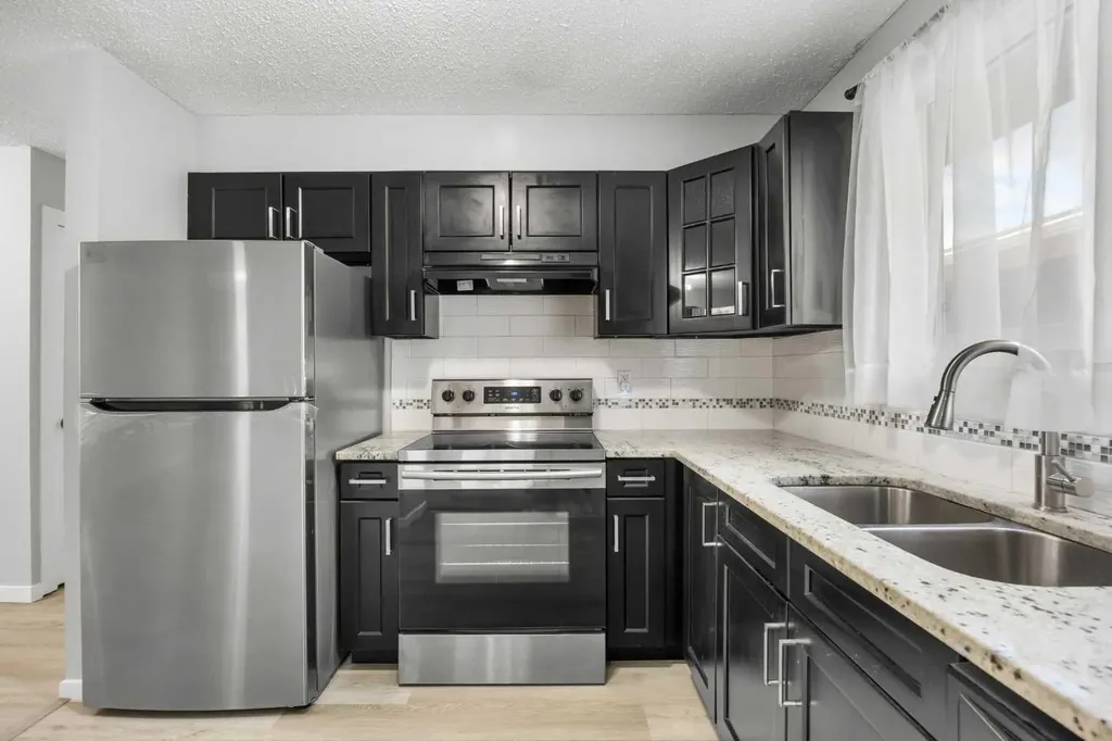 35 Bermuda Drive NW Calgary AB T3K 1H5