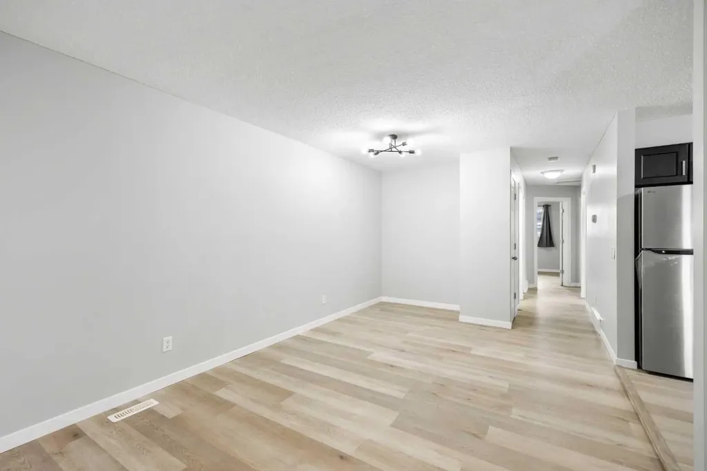 35 Bermuda Drive NW Calgary AB T3K 1H5