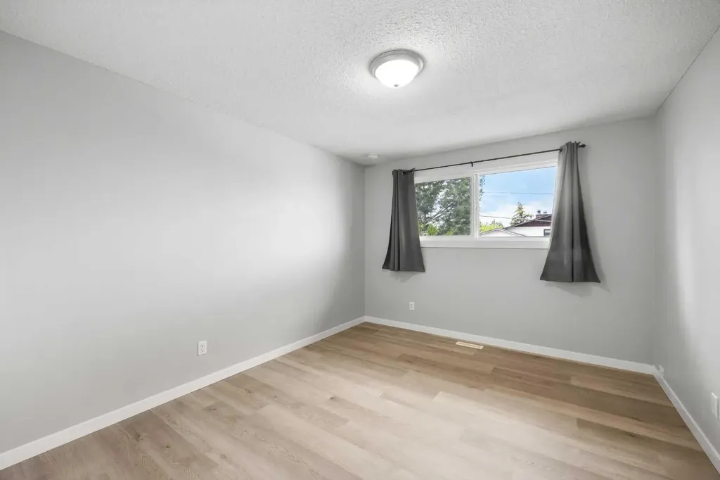 35 Bermuda Drive NW Calgary AB T3K 1H5