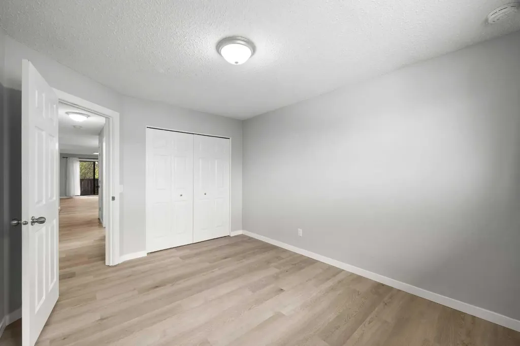 35 Bermuda Drive NW Calgary AB T3K 1H5