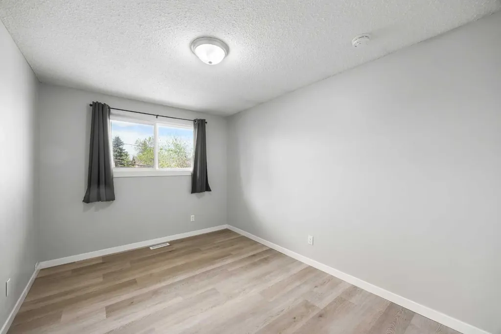 35 Bermuda Drive NW Calgary AB T3K 1H5