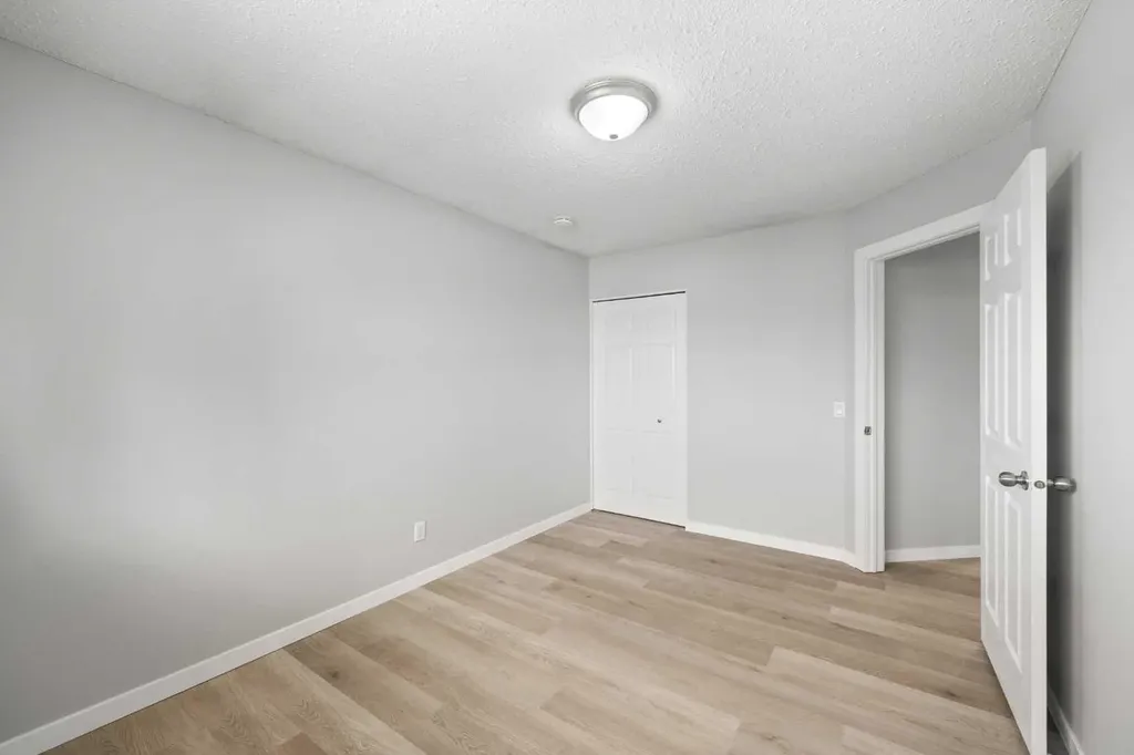 35 Bermuda Drive NW Calgary AB T3K 1H5