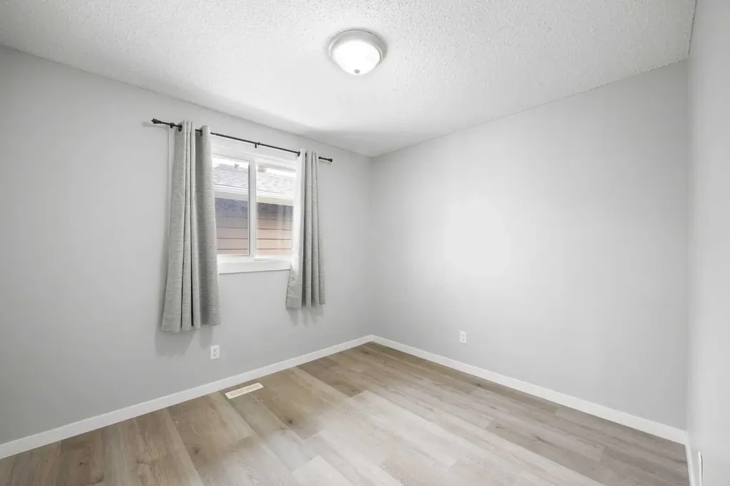 35 Bermuda Drive NW Calgary AB T3K 1H5