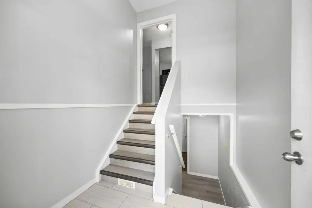 35 Bermuda Drive NW Calgary AB T3K 1H5