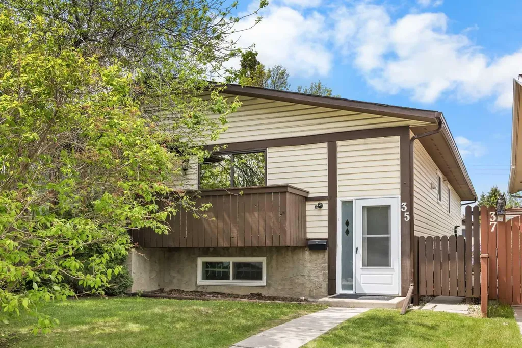 35 Bermuda Drive NW Calgary AB T3K 1H5