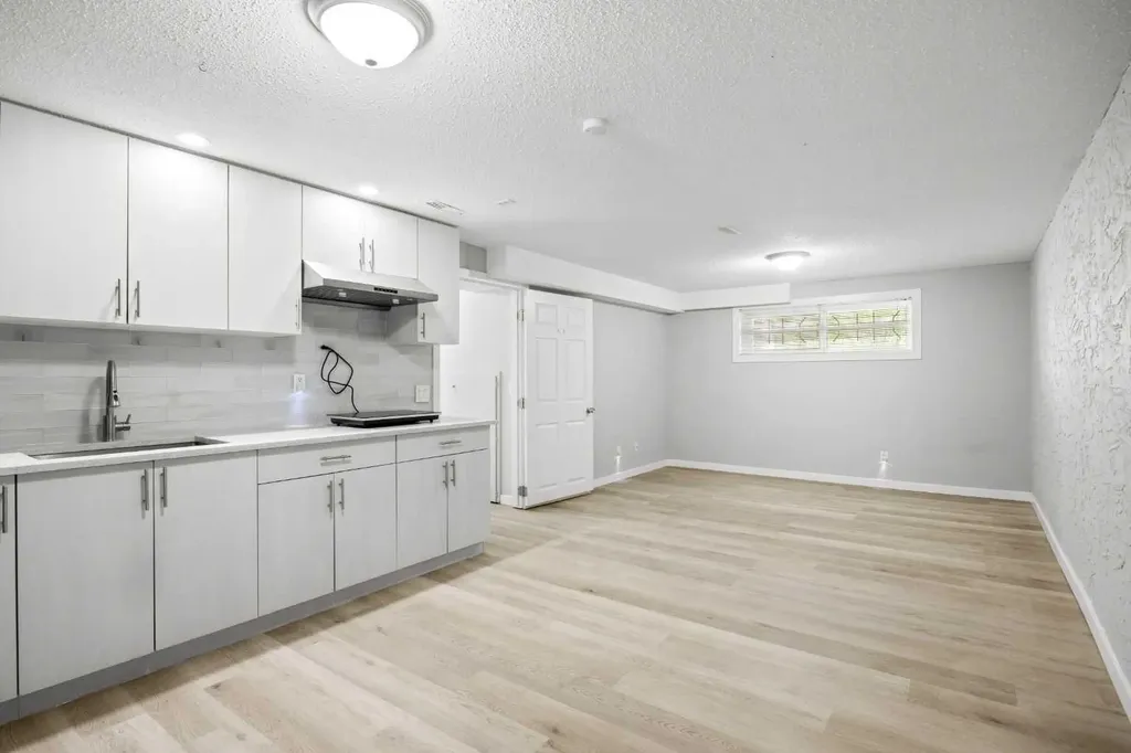 35 Bermuda Drive NW Calgary AB T3K 1H5
