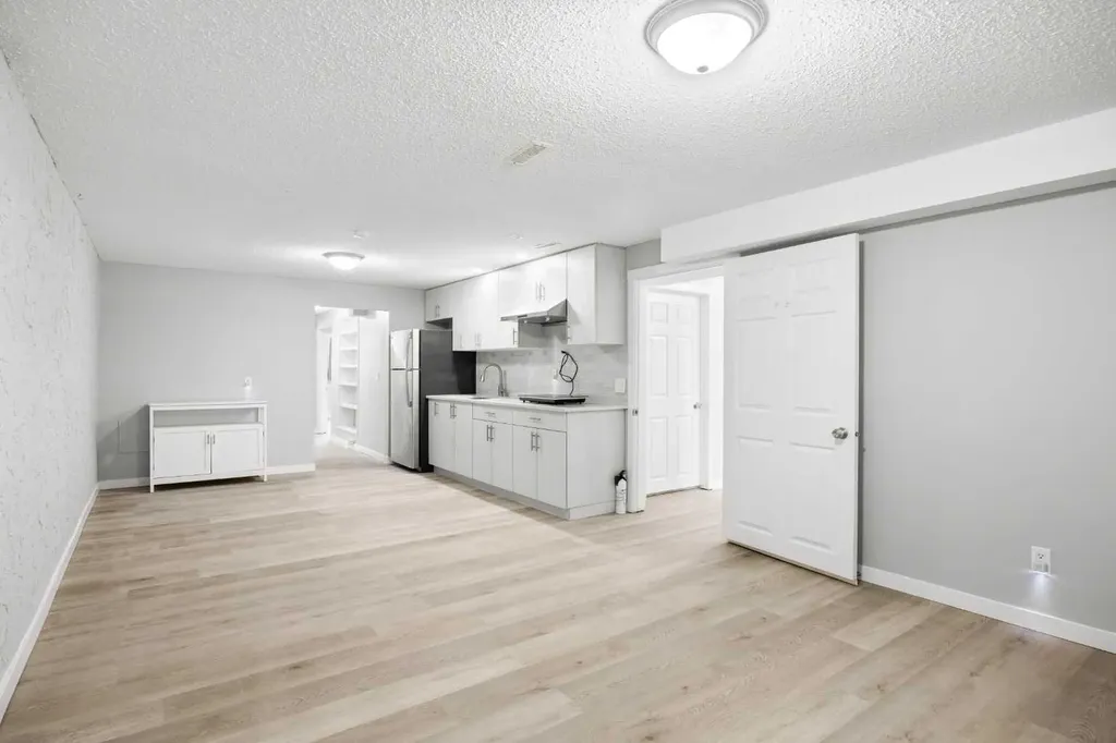 35 Bermuda Drive NW Calgary AB T3K 1H5