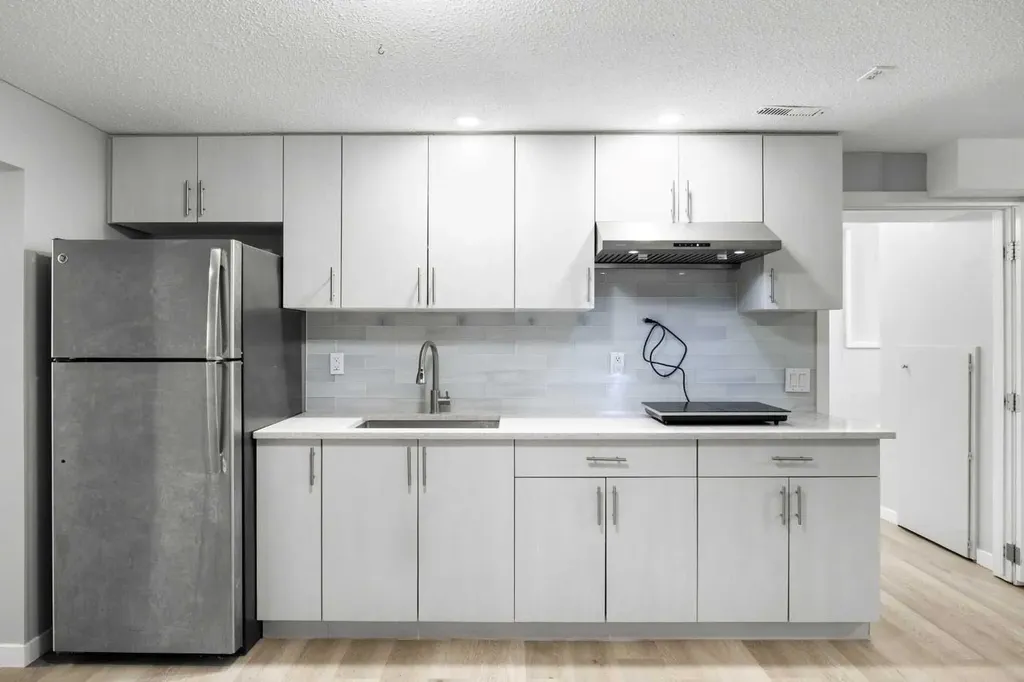 35 Bermuda Drive NW Calgary AB T3K 1H5