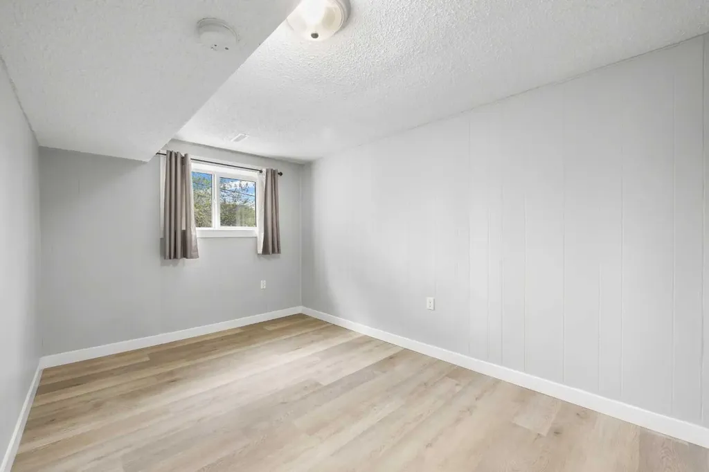 35 Bermuda Drive NW Calgary AB T3K 1H5