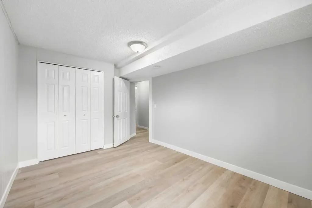 35 Bermuda Drive NW Calgary AB T3K 1H5