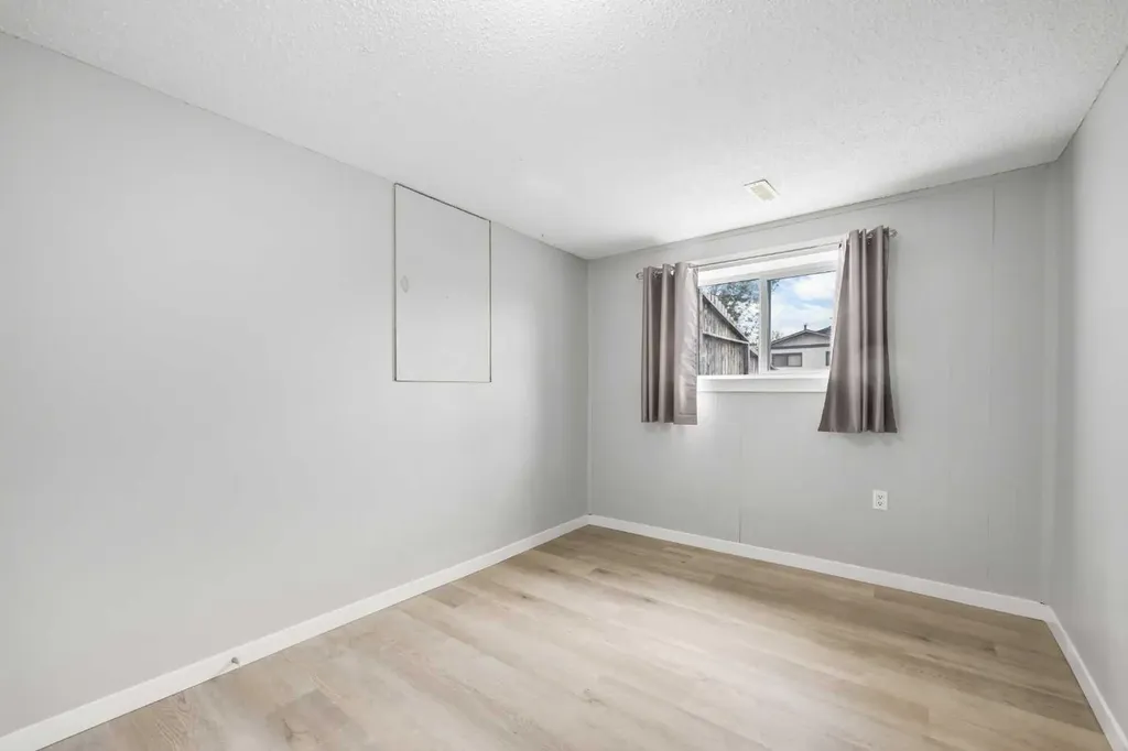 35 Bermuda Drive NW Calgary AB T3K 1H5