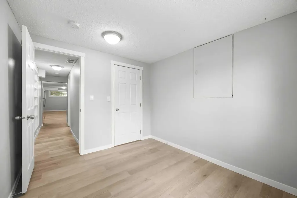 35 Bermuda Drive NW Calgary AB T3K 1H5