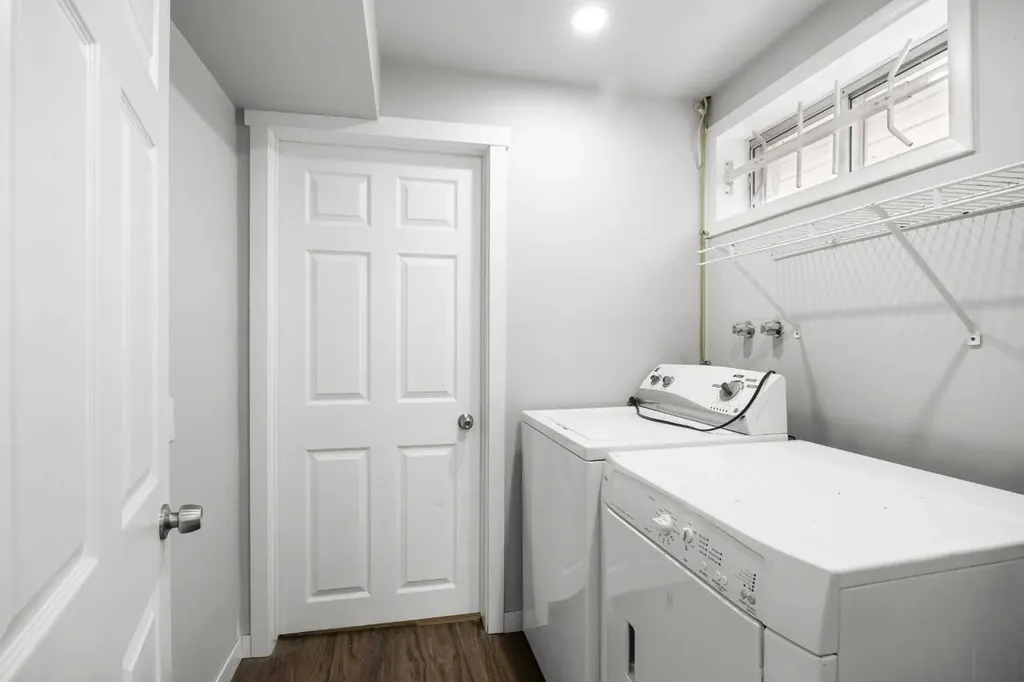 35 Bermuda Drive NW Calgary AB T3K 1H5