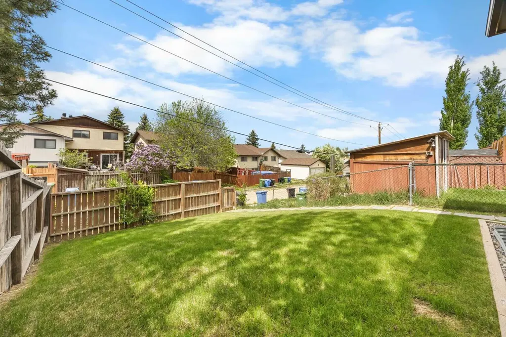35 Bermuda Drive NW Calgary AB T3K 1H5