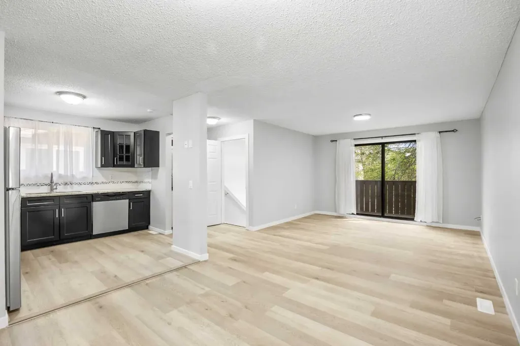 35 Bermuda Drive NW Calgary AB T3K 1H5