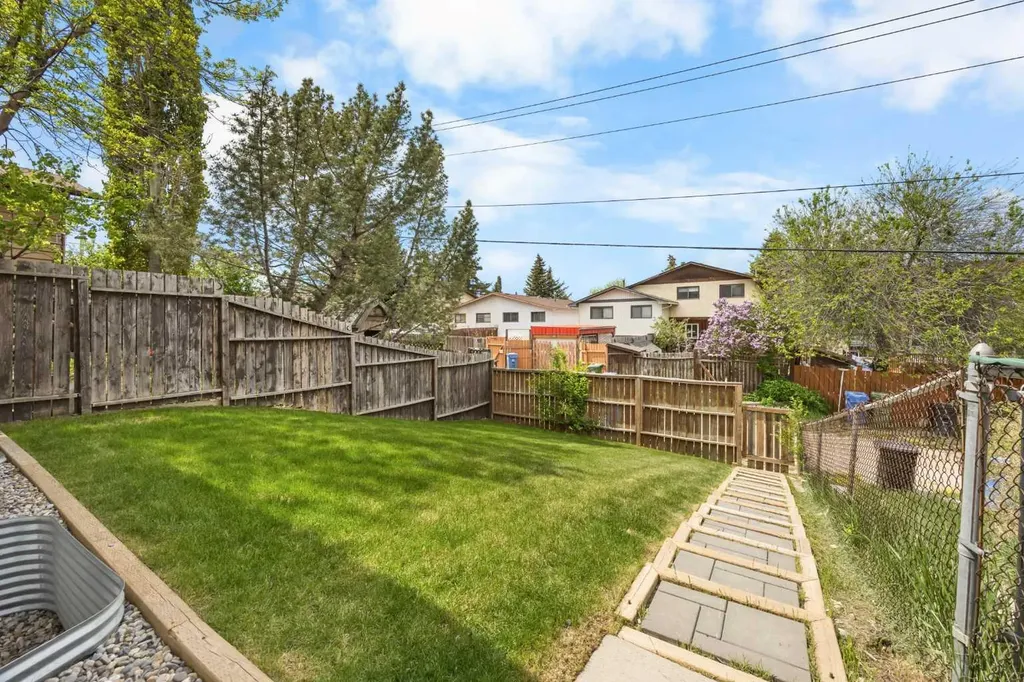 35 Bermuda Drive NW Calgary AB T3K 1H5