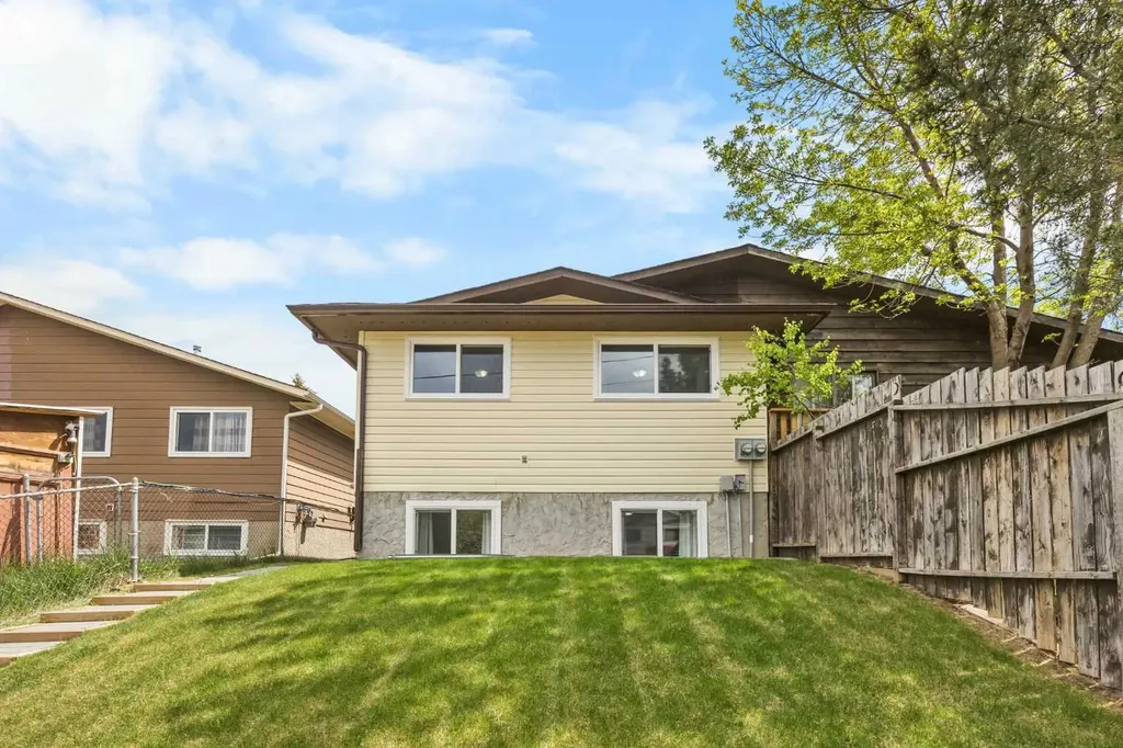35 Bermuda Drive NW Calgary AB T3K 1H5