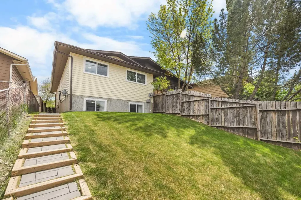 35 Bermuda Drive NW Calgary AB T3K 1H5
