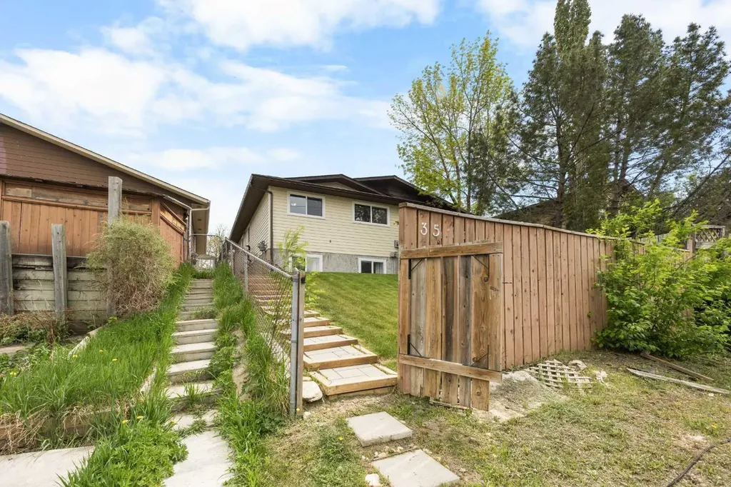35 Bermuda Drive NW Calgary AB T3K 1H5