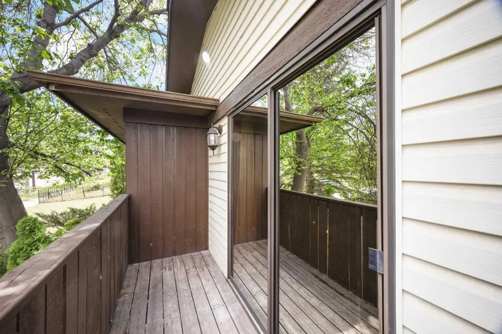 35 Bermuda Drive NW Calgary AB T3K 1H5
