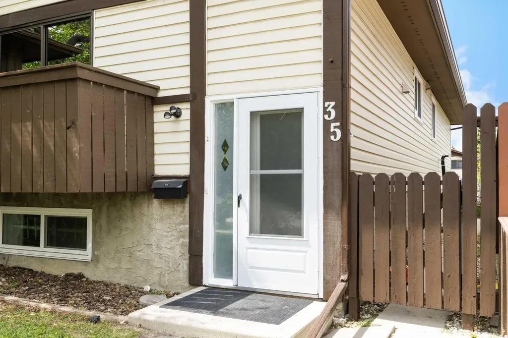 35 Bermuda Drive NW Calgary AB T3K 1H5