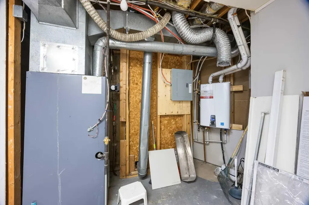 35 Bermuda Drive NW Calgary AB T3K 1H5