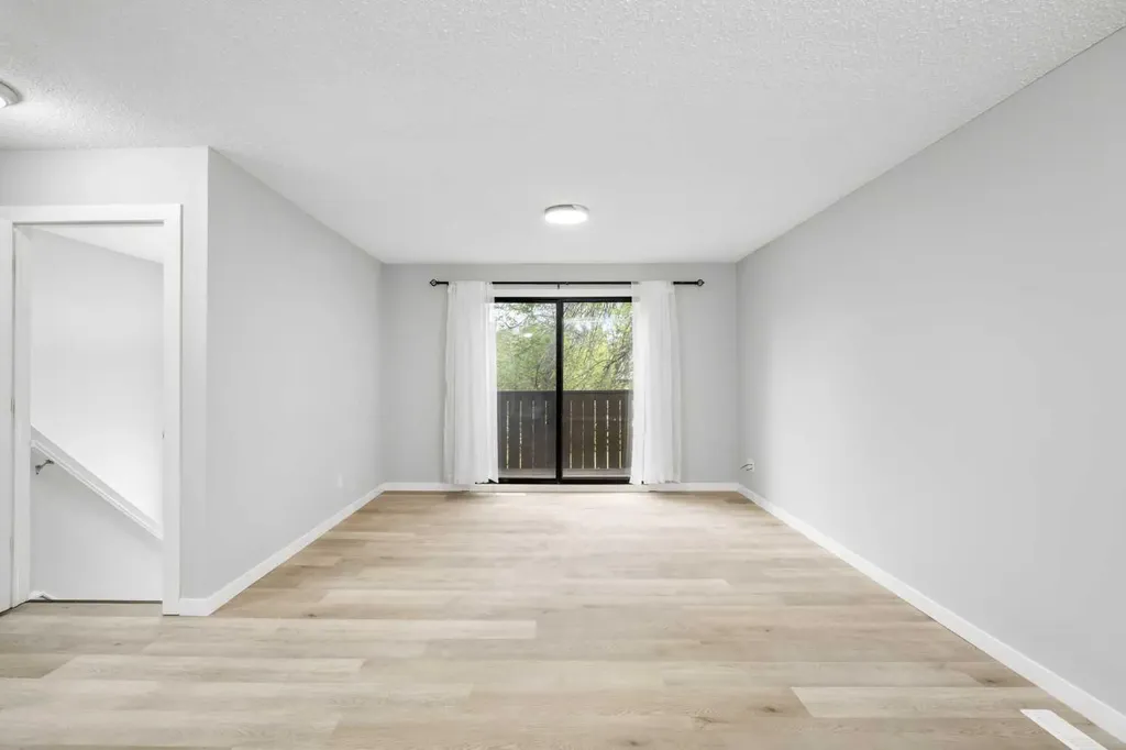 35 Bermuda Drive NW Calgary AB T3K 1H5