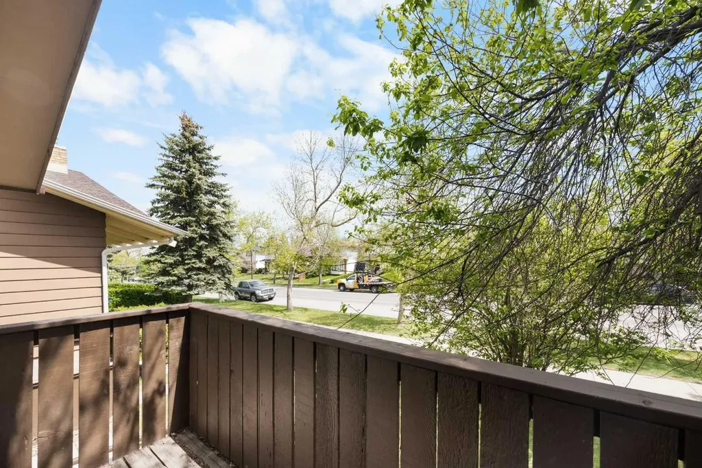 35 Bermuda Drive NW Calgary AB T3K 1H5