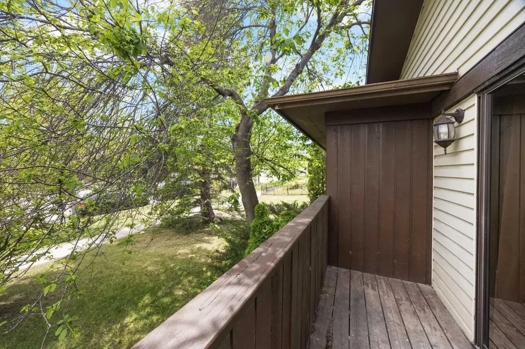 35 Bermuda Drive NW Calgary AB T3K 1H5