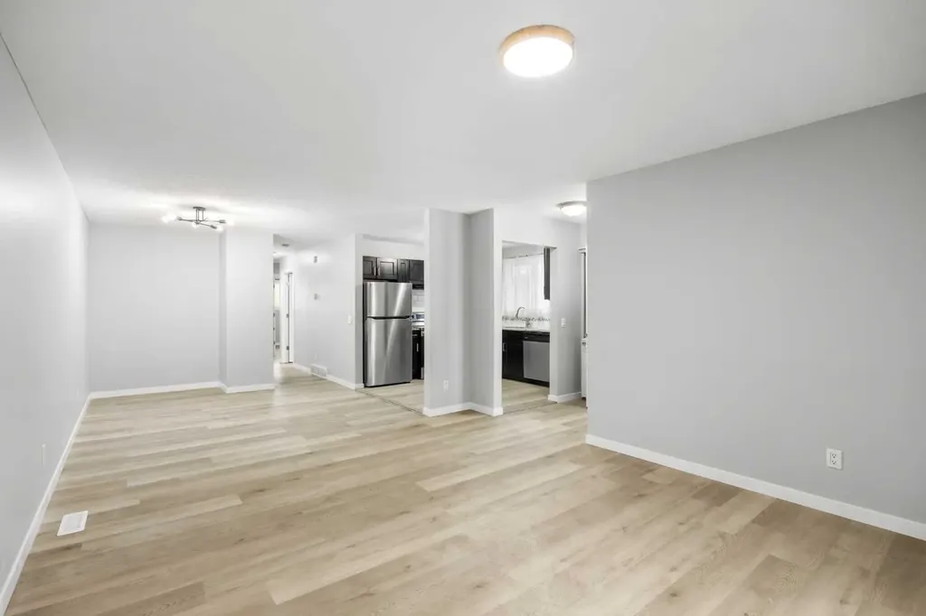 35 Bermuda Drive NW Calgary AB T3K 1H5