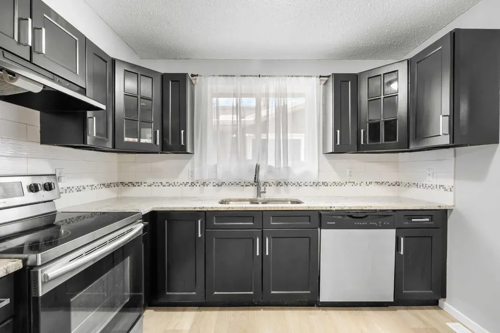 35 Bermuda Drive NW Calgary AB T3K 1H5