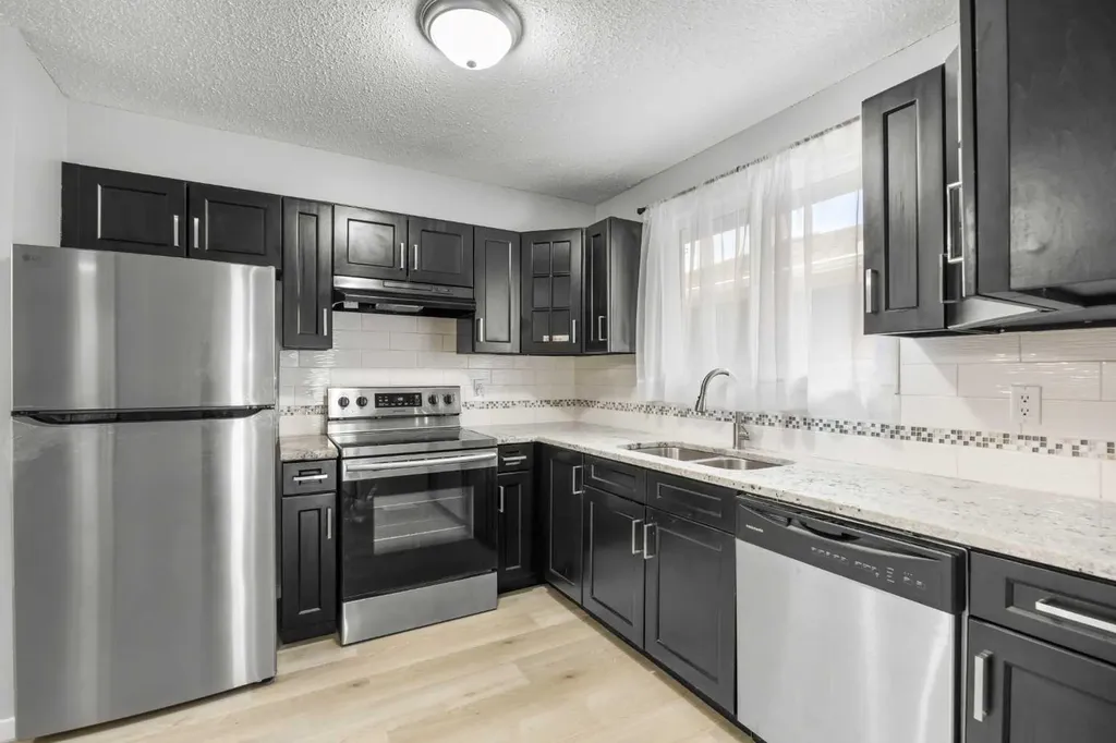 35 Bermuda Drive NW Calgary AB T3K 1H5