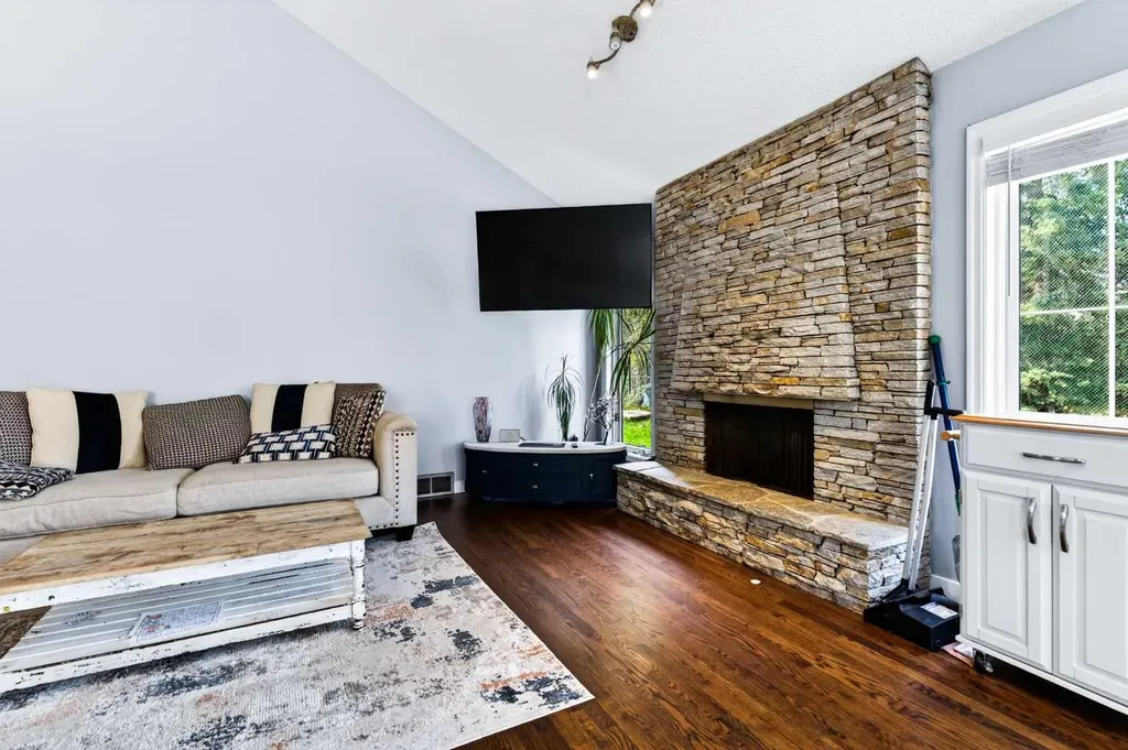 876 Shawnee Drive SW Calgary AB T2Y 1X3