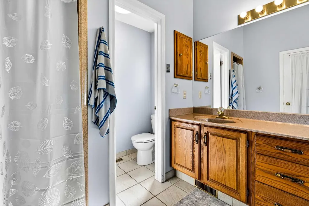 876 Shawnee Drive SW Calgary AB T2Y 1X3