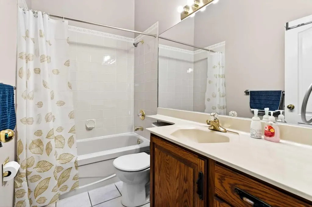 876 Shawnee Drive SW Calgary AB T2Y 1X3