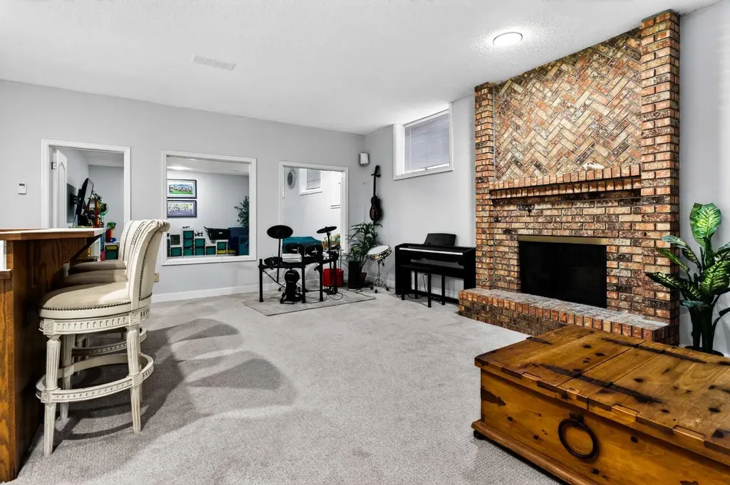 876 Shawnee Drive SW Calgary AB T2Y 1X3