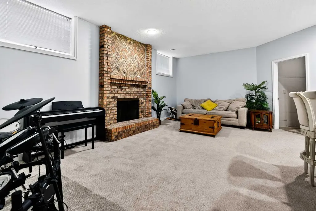 876 Shawnee Drive SW Calgary AB T2Y 1X3